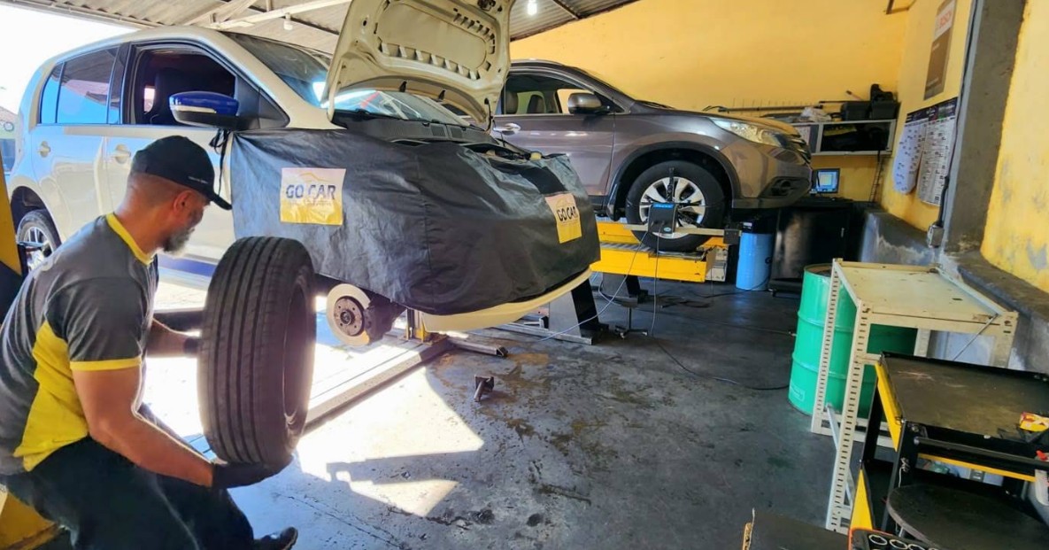 Técnico trabalhando no elevador hidráulico Go Car